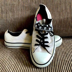 Converse Chuck Taylor Lo-tops Women’s 9; Men’s 7